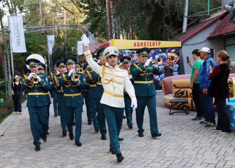 Guard Next: Республика күні қарсаңында Ұлттық ұлан оркестрі Көк-Төбеде өнер көрсетті.